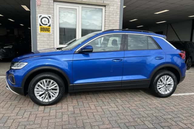 Volkswagen T-Roc (2024) thumbnail 2
