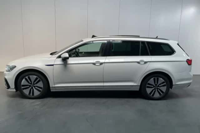 Volkswagen Passat (2021) thumbnail 2