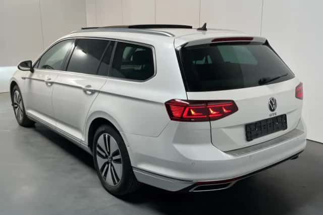 Volkswagen Passat (2021) thumbnail 5
