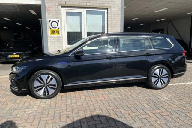 Volkswagen Passat (2023) thumbnail 2