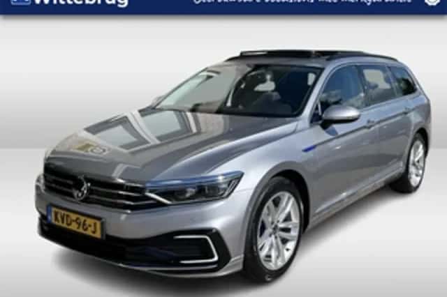 Volkswagen Passat (2022) thumbnail 1