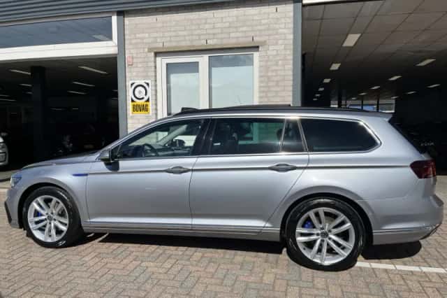 Volkswagen Passat (2022) thumbnail 2