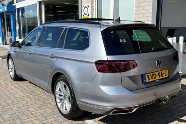 Volkswagen Passat (2022) thumbnail 5