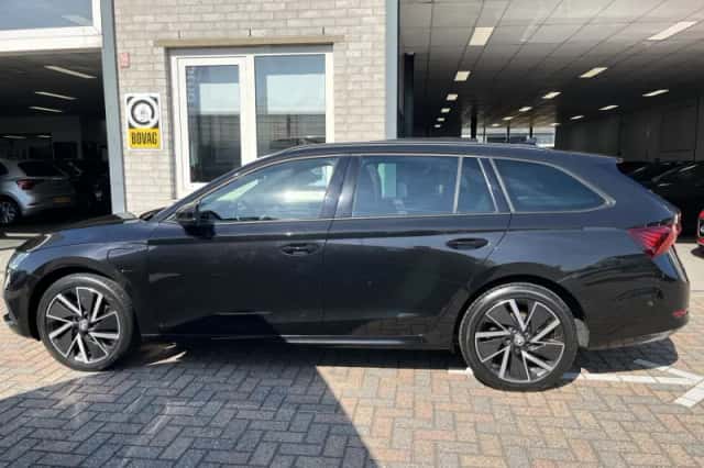 Škoda Octavia (2022) thumbnail 2