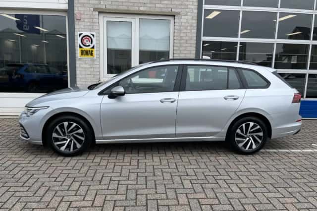 Volkswagen Golf (2021) thumbnail 2