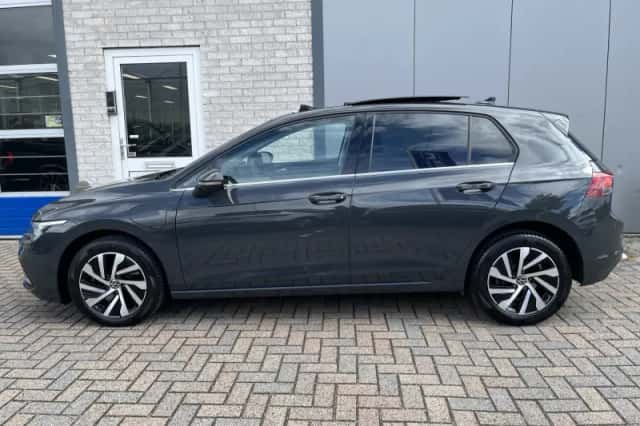 Volkswagen Golf (2022) thumbnail 2