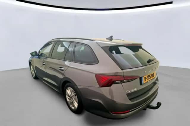 Škoda Octavia (2022) thumbnail 2