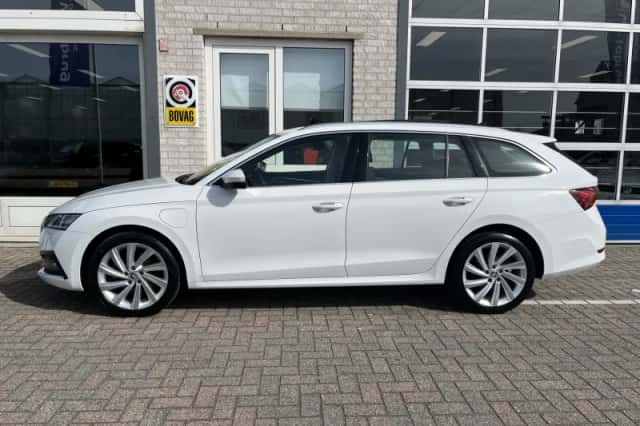 Škoda Octavia (2021) thumbnail 2