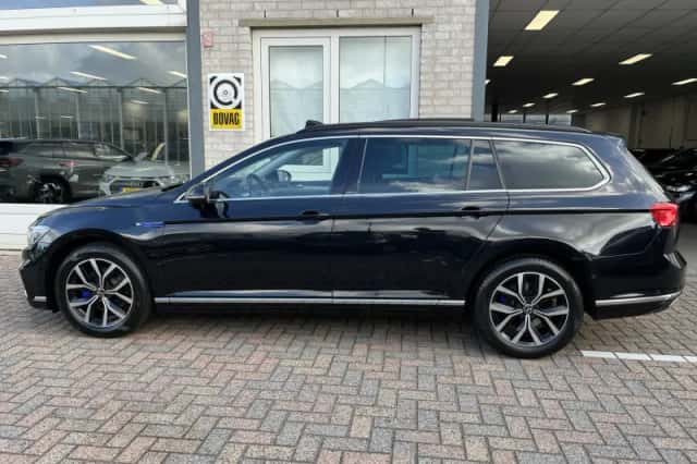 Volkswagen Passat (2022) thumbnail 2
