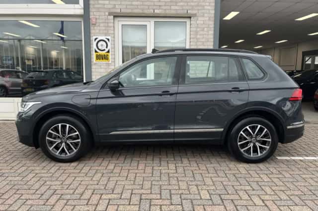 Volkswagen Tiguan (2022) thumbnail 2