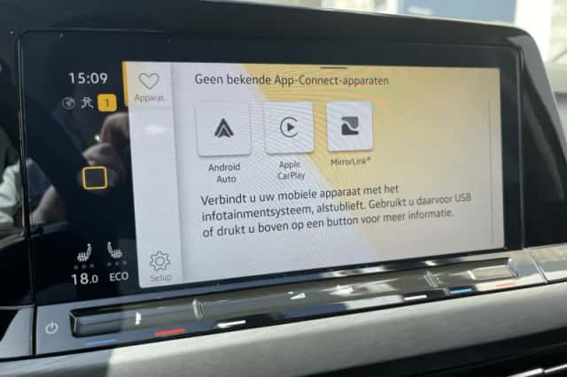 Volkswagen Golf (2022) thumbnail 2