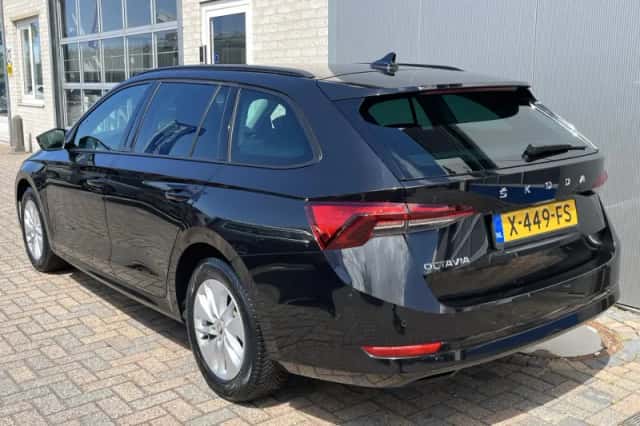 Škoda Octavia (2023) thumbnail 5