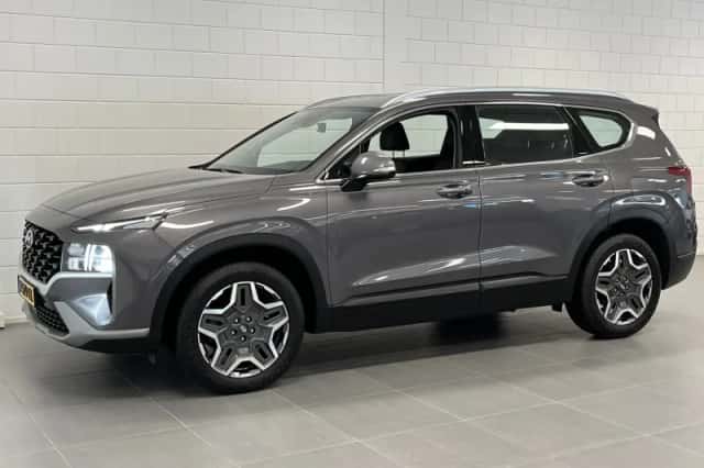 Hyundai Santa Fe (2023) thumbnail 3