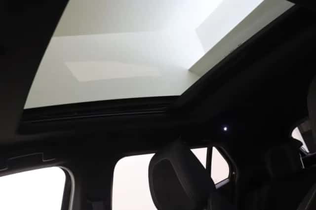 Peugeot e-2008 (2022) thumbnail 5