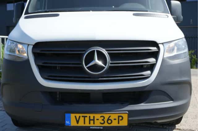 Mercedes-Benz Sprinter (2023) thumbnail 2