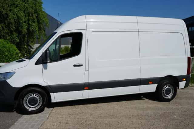 Mercedes-Benz Sprinter (2023) thumbnail 2