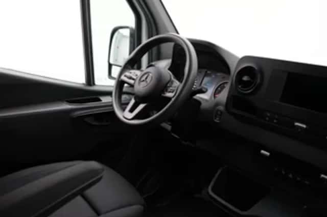 Mercedes-Benz Sprinter (2023) thumbnail 5