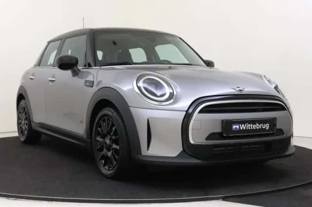 MINI Cooper (2023) thumbnail 3
