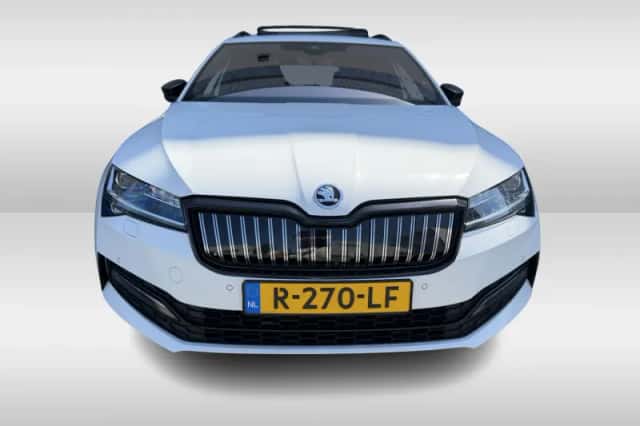 Škoda Superb (2022) thumbnail 4