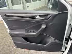 Volkswagen T-Roc (2024) thumbnail 23