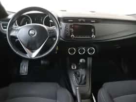 Alfa Romeo Giulietta (2016) thumbnail 5