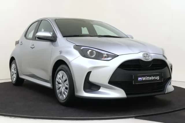 Toyota Yaris (2023) thumbnail 3