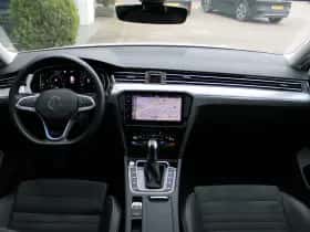 Volkswagen Passat (2022) thumbnail 4