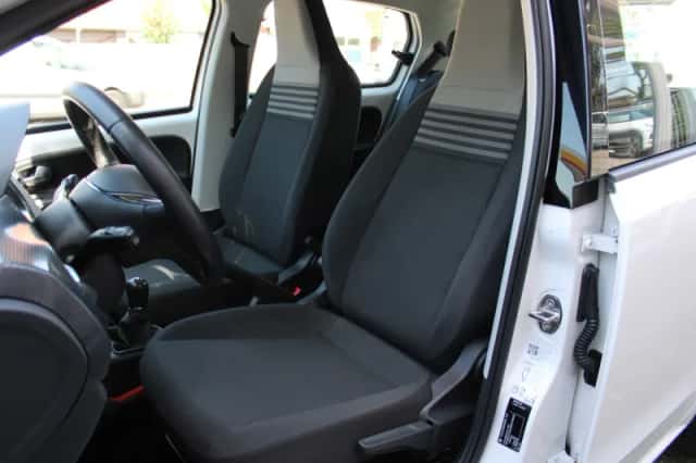 Volkswagen Up! (2019) thumbnail 5