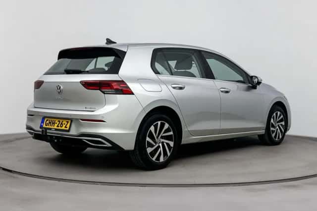 Volkswagen Golf (2021) thumbnail 2