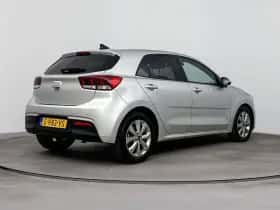 Kia Rio (2023) thumbnail 2