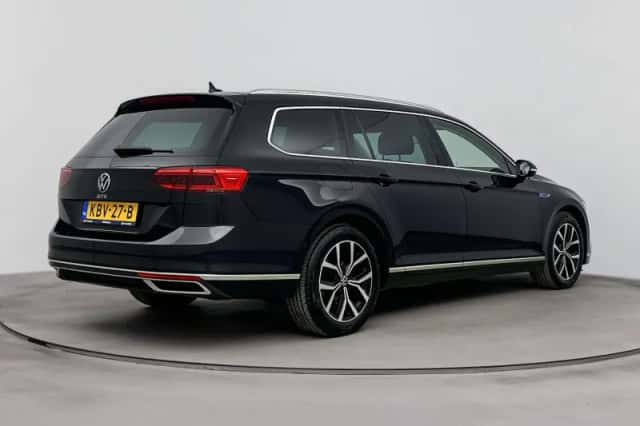 Volkswagen Passat (2023) thumbnail 2