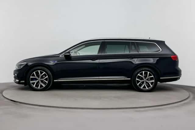 Volkswagen Passat (2023) thumbnail 3