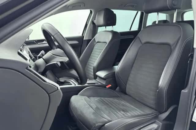 Volkswagen Passat (2023) thumbnail 32