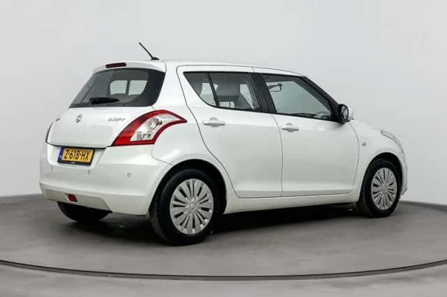 Suzuki Swift (2015) thumbnail 2