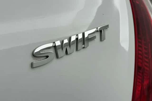Suzuki Swift (2015) thumbnail 17