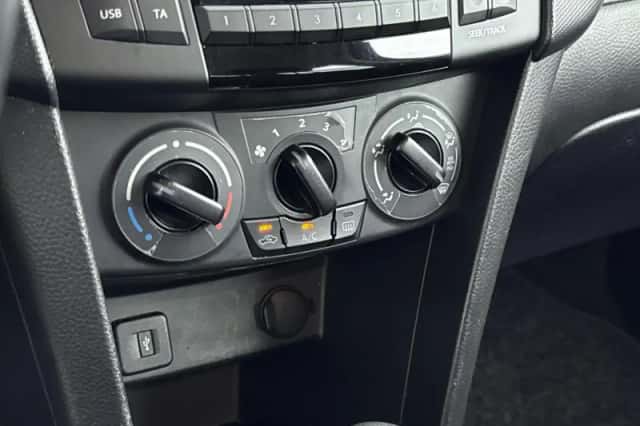 Suzuki Swift (2015) thumbnail 18