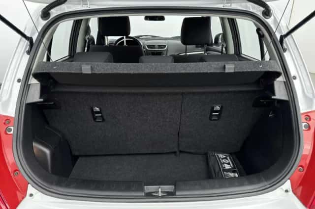 Suzuki Swift (2015) thumbnail 21