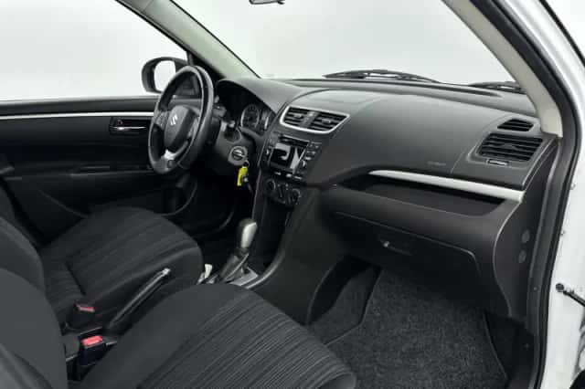 Suzuki Swift (2015) thumbnail 9