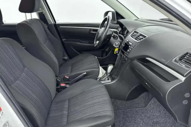 Suzuki Swift (2015) thumbnail 10