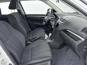 Suzuki Swift (2015) thumbnail 10