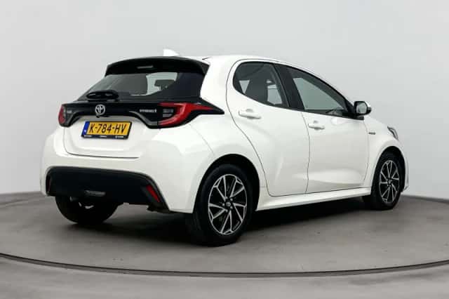Toyota Yaris (2021) thumbnail 3