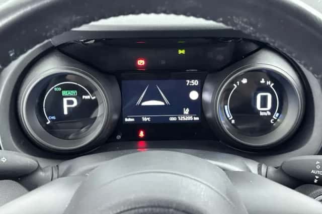 Toyota Yaris (2021) thumbnail 11