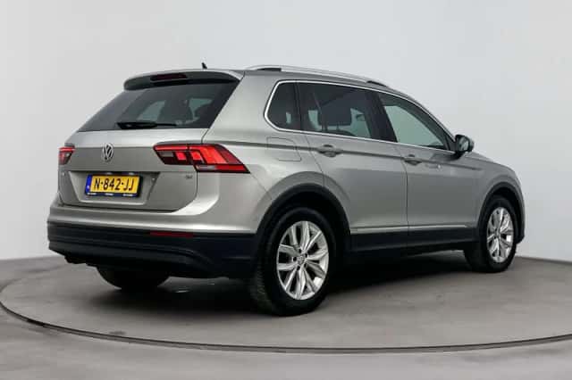 Volkswagen Tiguan (2017) thumbnail 2