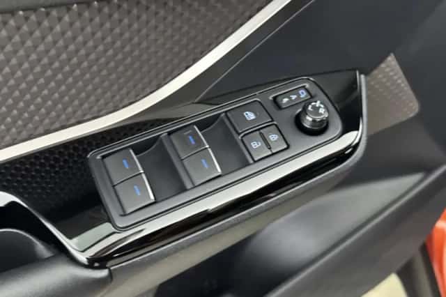 Toyota C-HR (2020) thumbnail 18