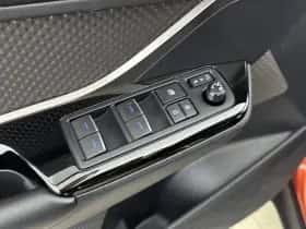 Toyota C-HR (2020) thumbnail 18
