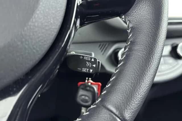Toyota Yaris (2019) thumbnail 12