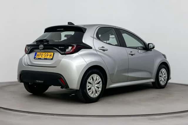 Toyota Yaris (2025) thumbnail 2