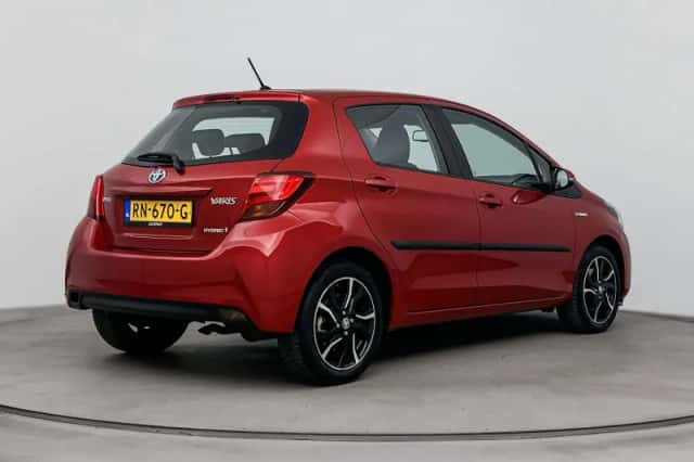 Toyota Yaris (2016) thumbnail 2