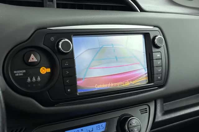Toyota Yaris (2016) thumbnail 12