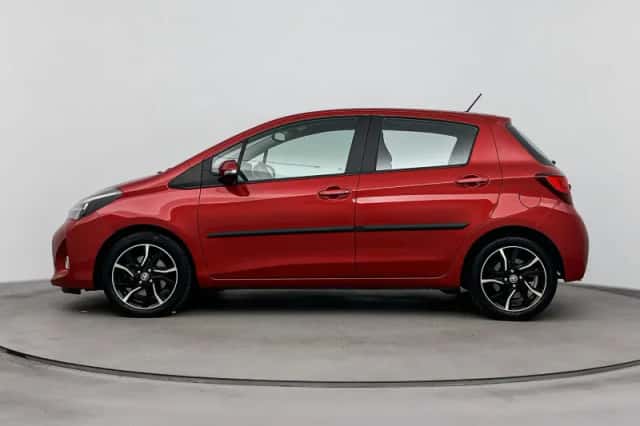 Toyota Yaris (2016) thumbnail 3